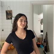 Me defino como alguien sociable, alegre, que empatiza mucho con la gente y le encanta ayudar a los demás.